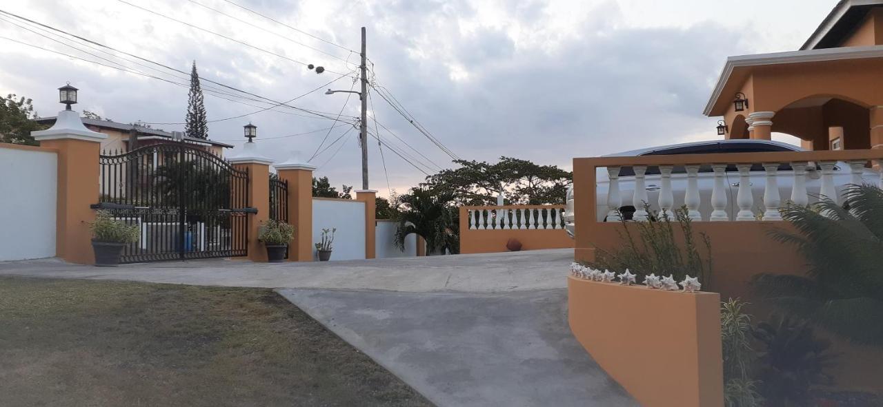 Modrians Bed and Breakfast Runaway Bay Buitenkant foto