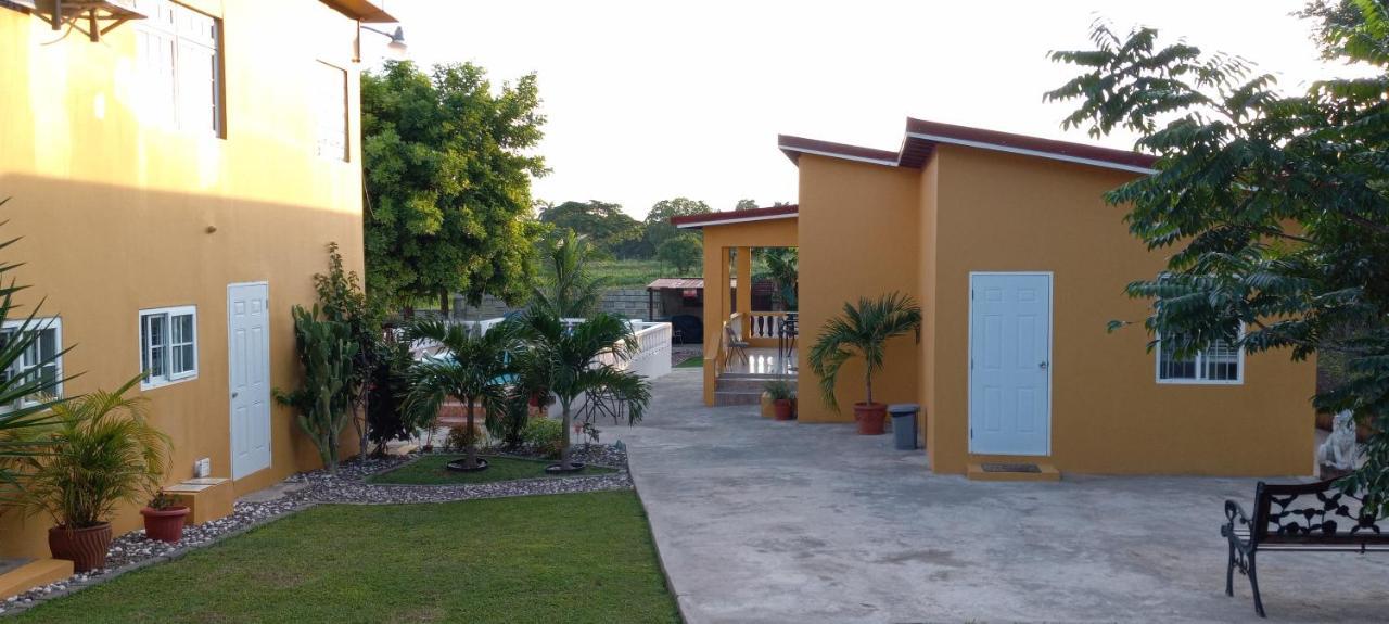 Modrians Bed and Breakfast Runaway Bay Buitenkant foto