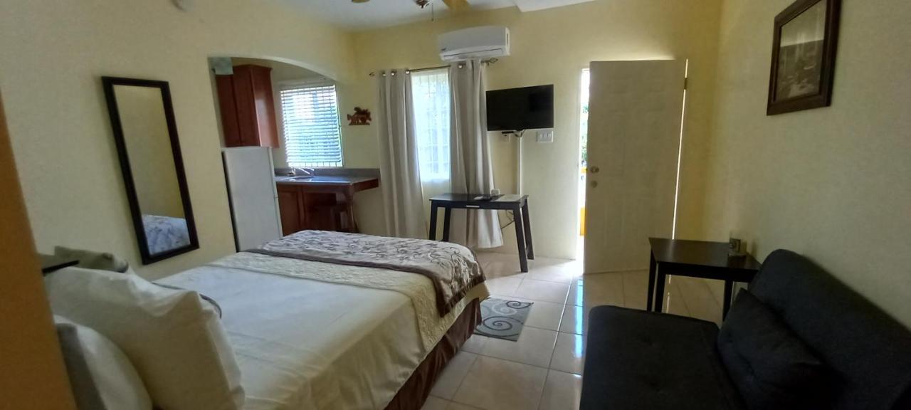 Modrians Bed and Breakfast Runaway Bay Buitenkant foto