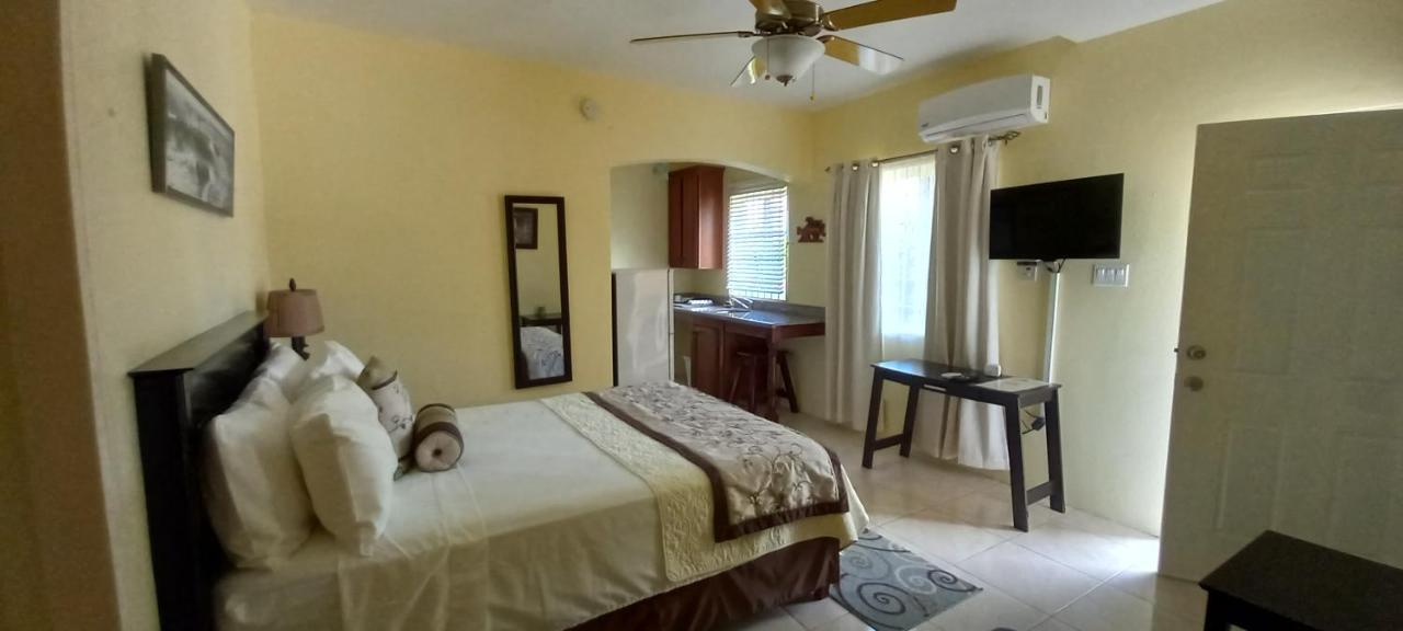 Modrians Bed and Breakfast Runaway Bay Buitenkant foto