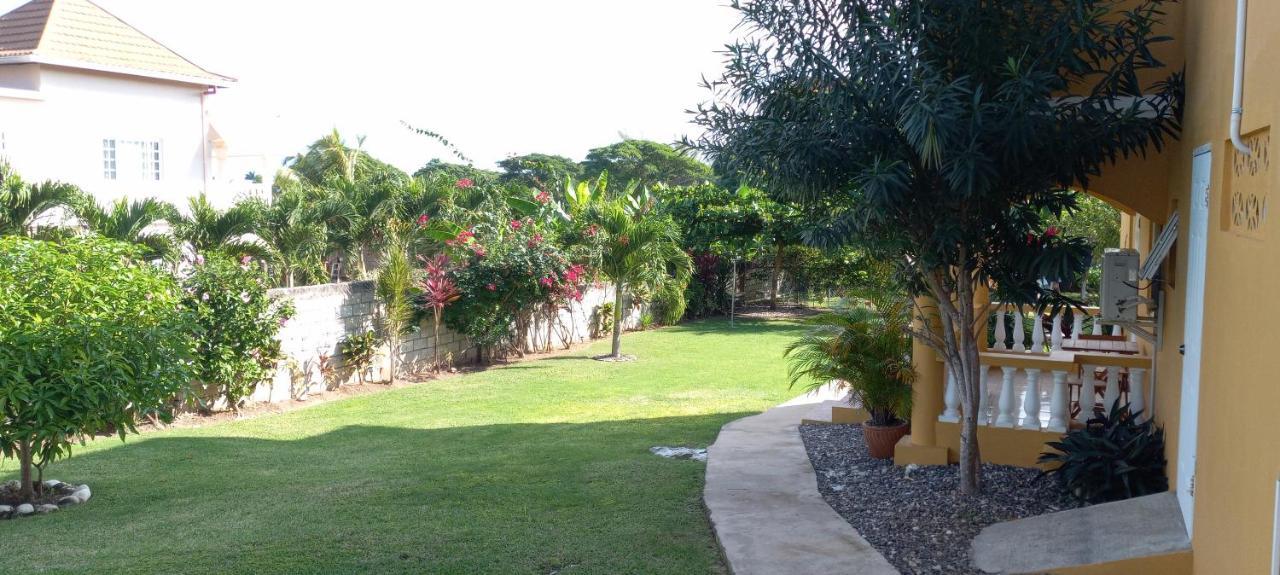 Modrians Bed and Breakfast Runaway Bay Buitenkant foto